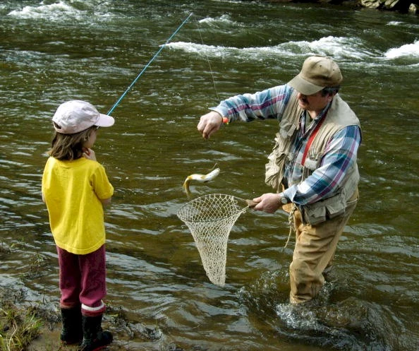 kids fishing