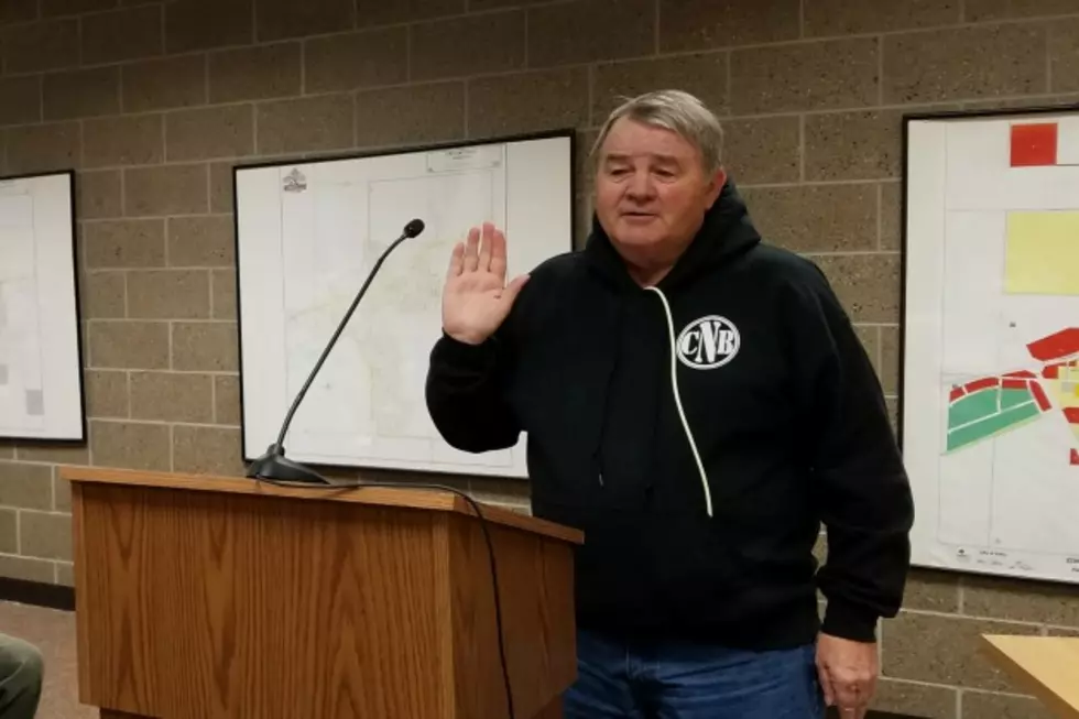 Brian Weis being sworn in as a Foley council member. (Richard Leguil, WJON)