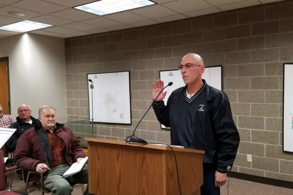 Jeff Gondeck being sworn in as a Foley council member. (Richard Leguil, WJON)